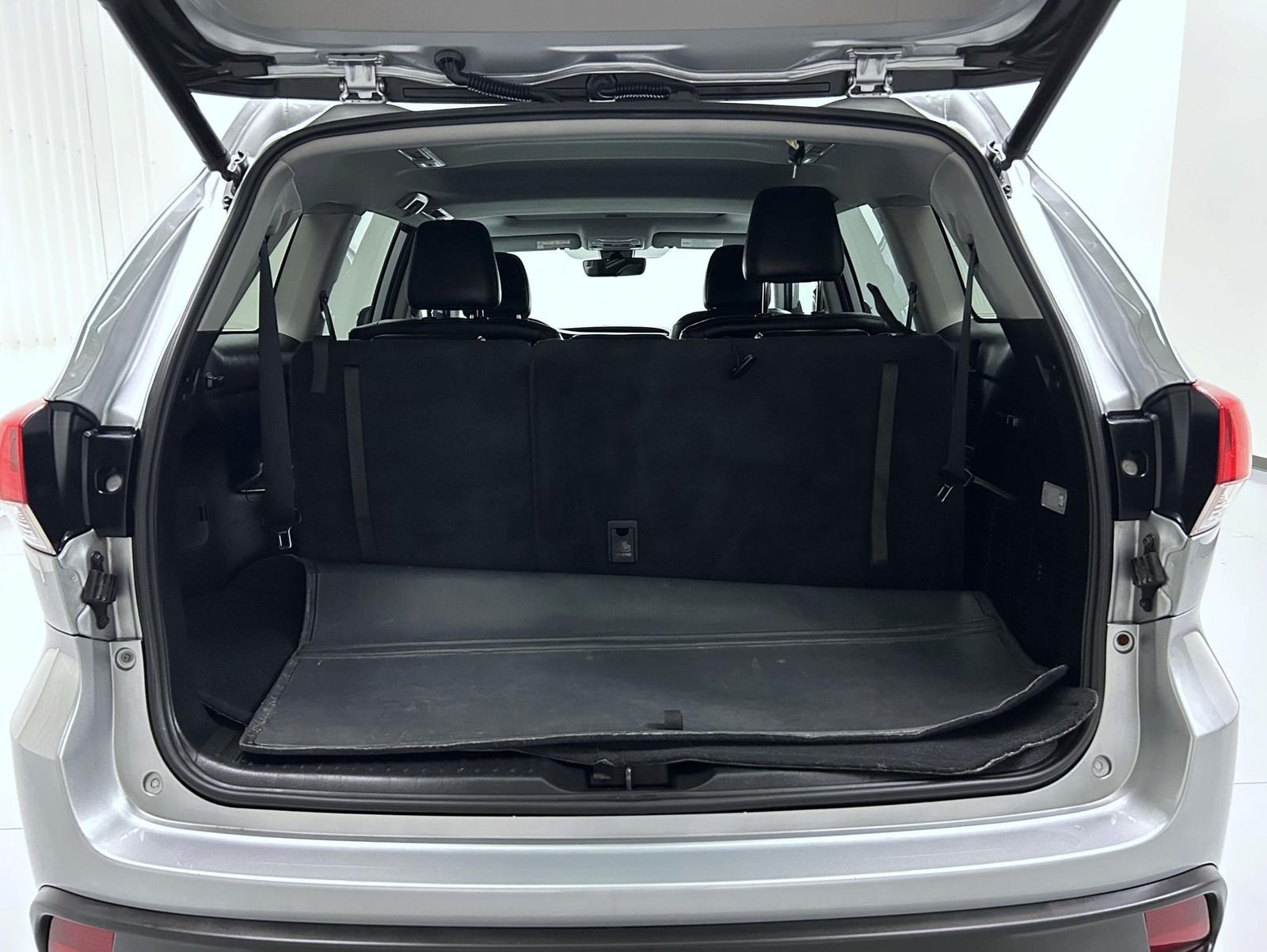 Used 2019 Silver Toyota XLE image 22