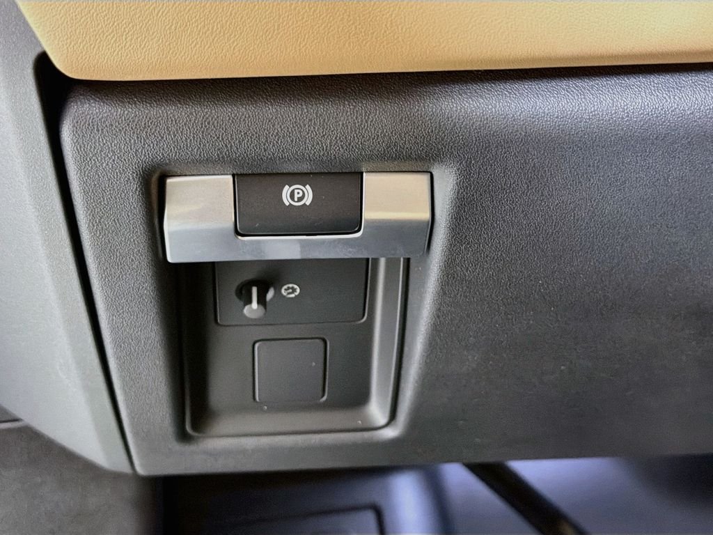 New 2026 Woolstone Green Land Rover X-Dynamic SE image 10
