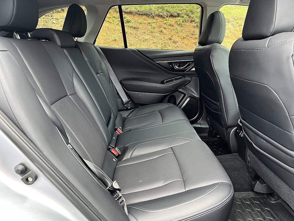 Used 2025 Ice Silver Metallic Subaru Limited image 21
