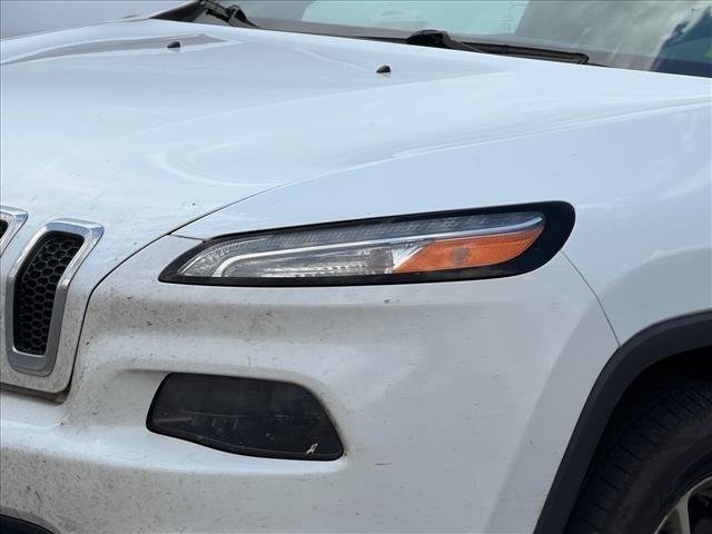 Used 2018 Bright White Clearcoat Jeep Latitude image 15