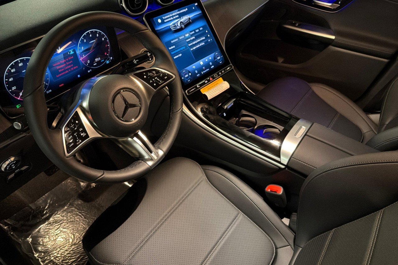 New 2027 Graphite Grey Metallic Mercedes-Benz GLC 300 SUV image 9