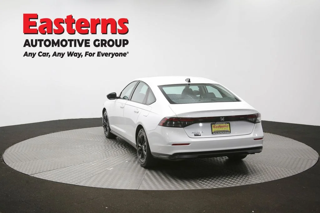 Used 2025 White Honda SE image 65