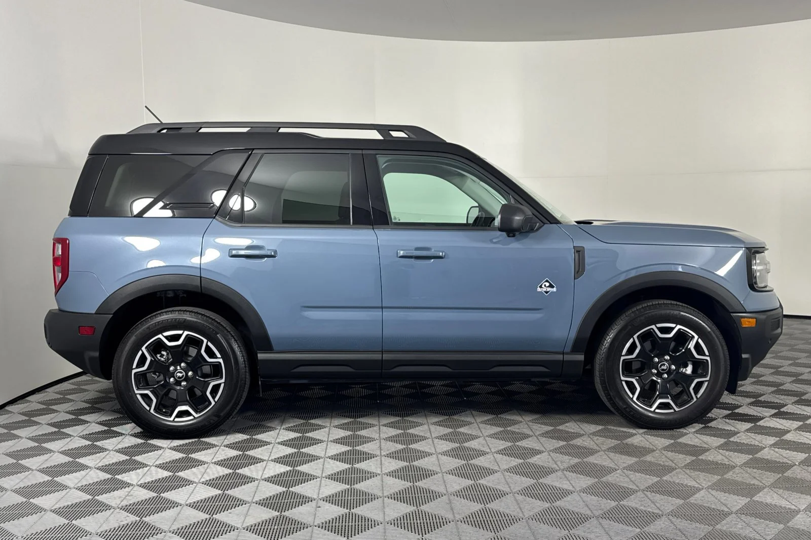 Used 2025 Azure Gray Metallic Ford Outer Banks image 2