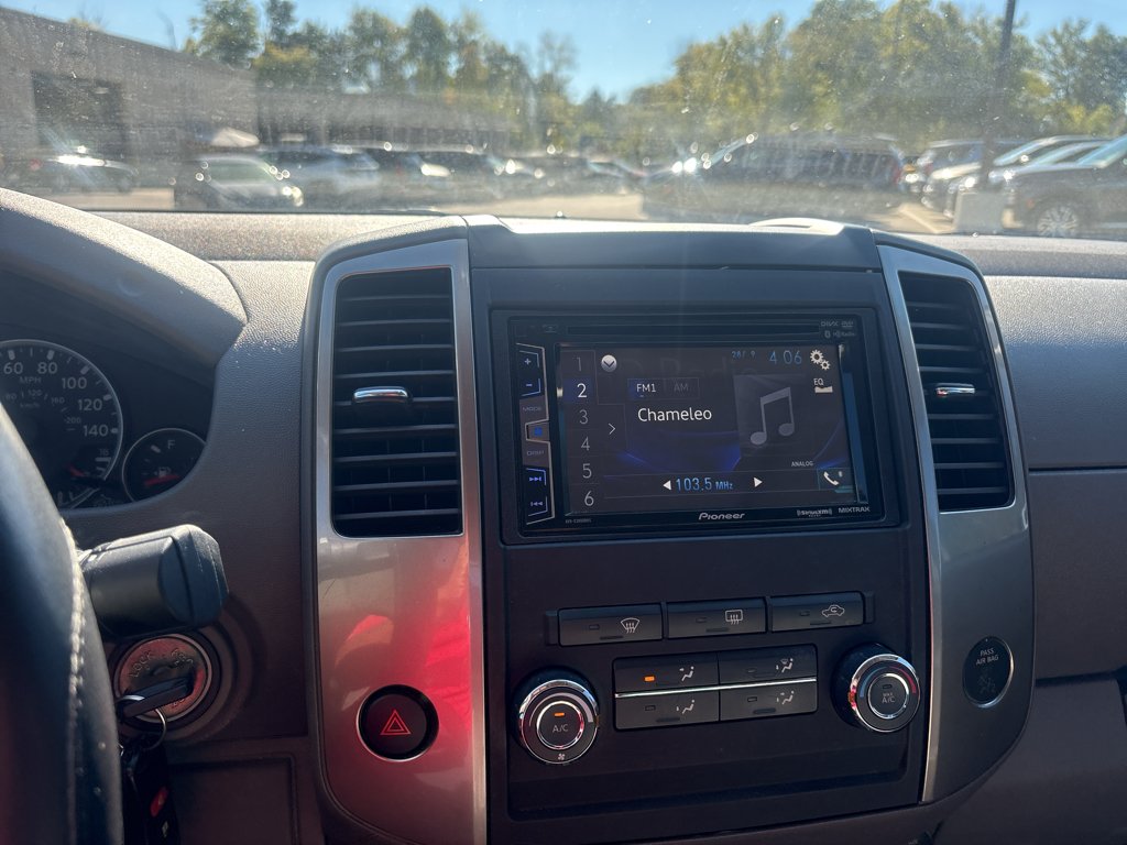 Used 2011 Avalanche Nissan SL image 11