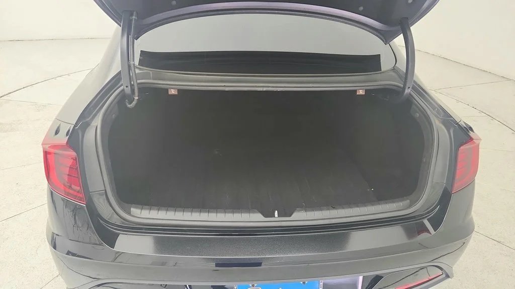 Used 2021 Black Hyundai SE image 33