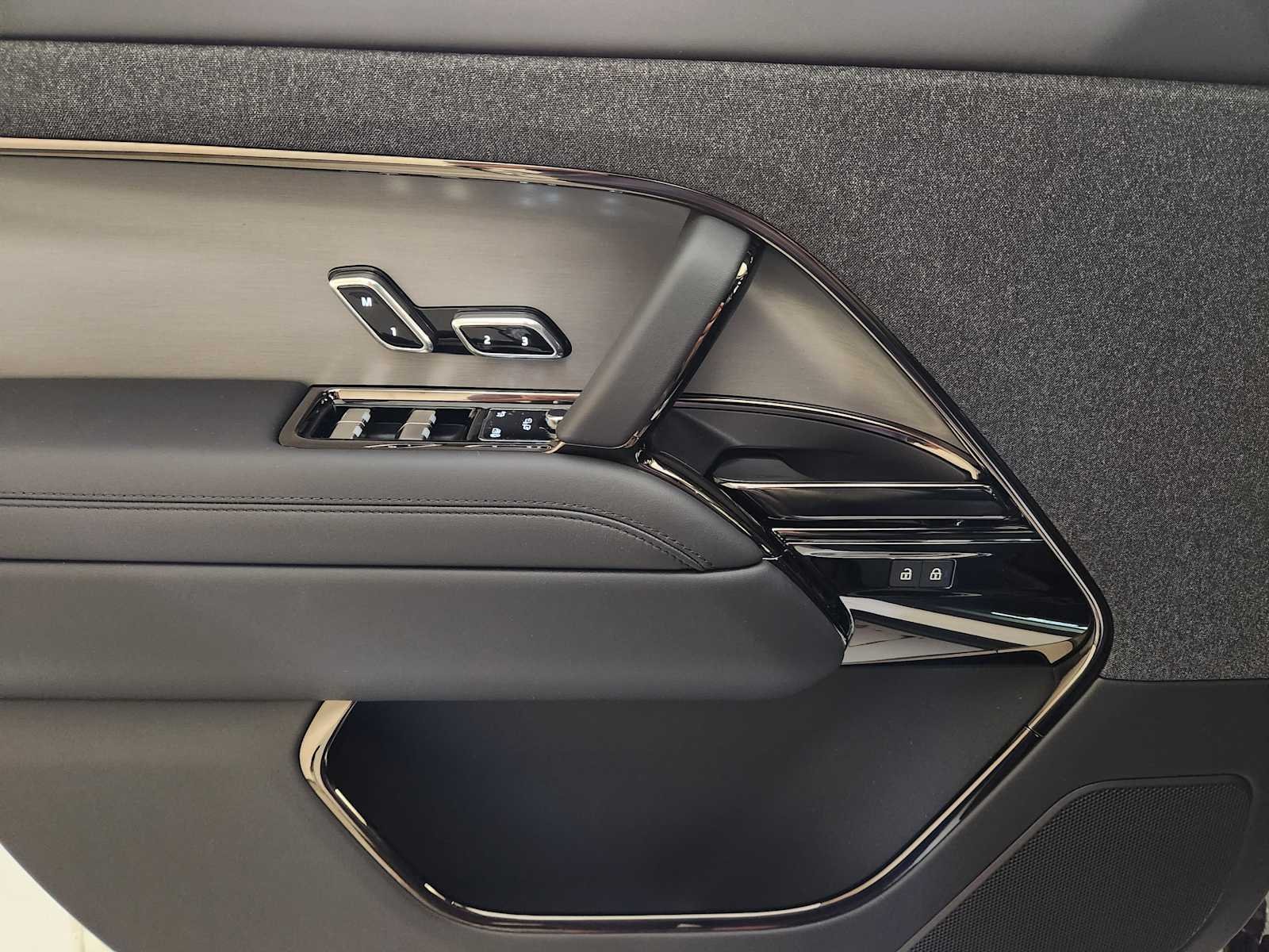 New 2027 Fuji White Land Rover SE image 23