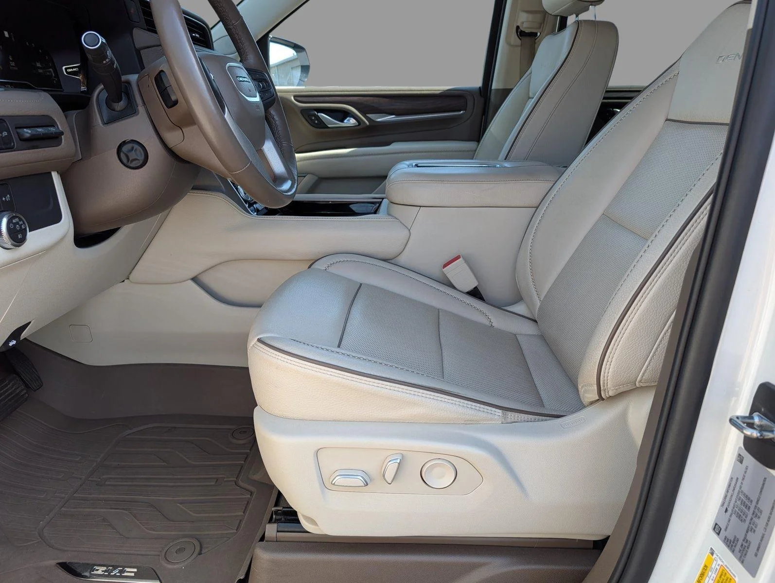 Used 2022 White Frost Tricoat GMC Denali image 13
