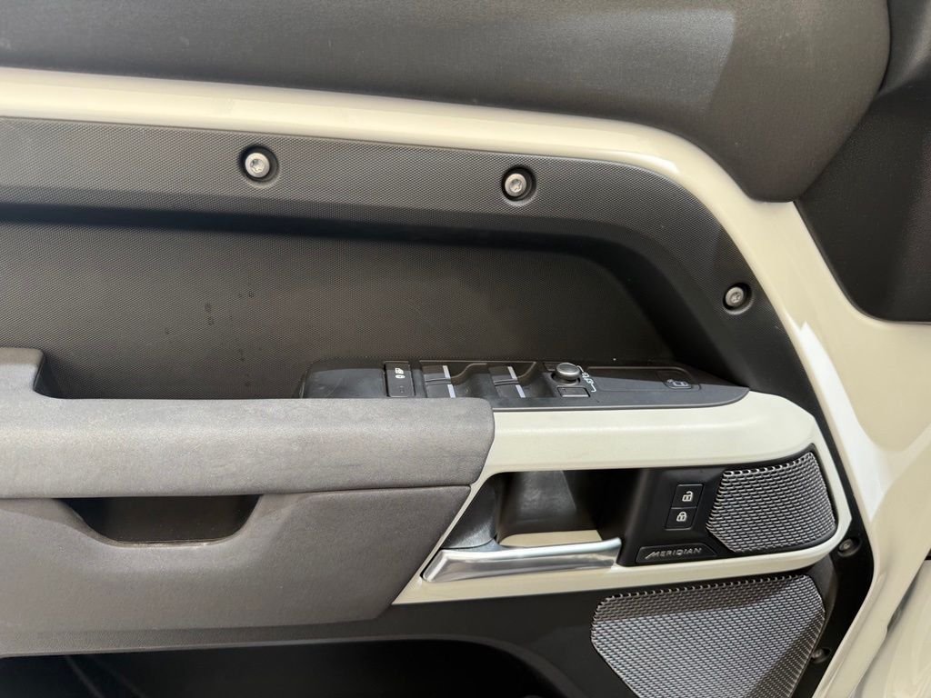 Used 2022 Fuji White Land Rover S image 14