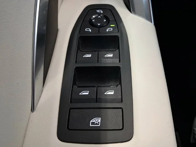 Used 2026 White BMW xDrive28i image 9
