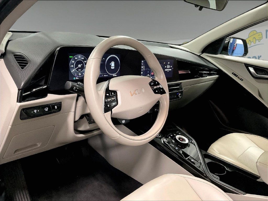 Used 2023 Gray Kia Wind image 8
