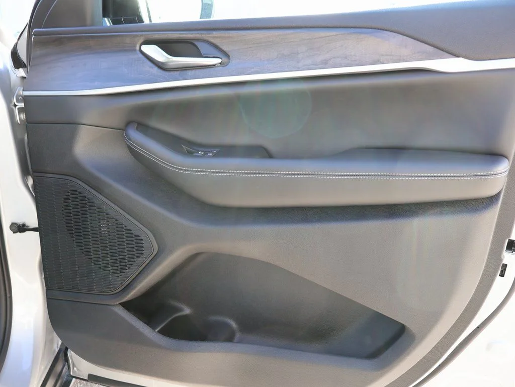 New 2026 Silver Zynith Exterior Paint Jeep Altitude image 8