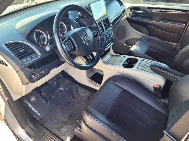 Used 2017 Silver Dodge SXT image 10