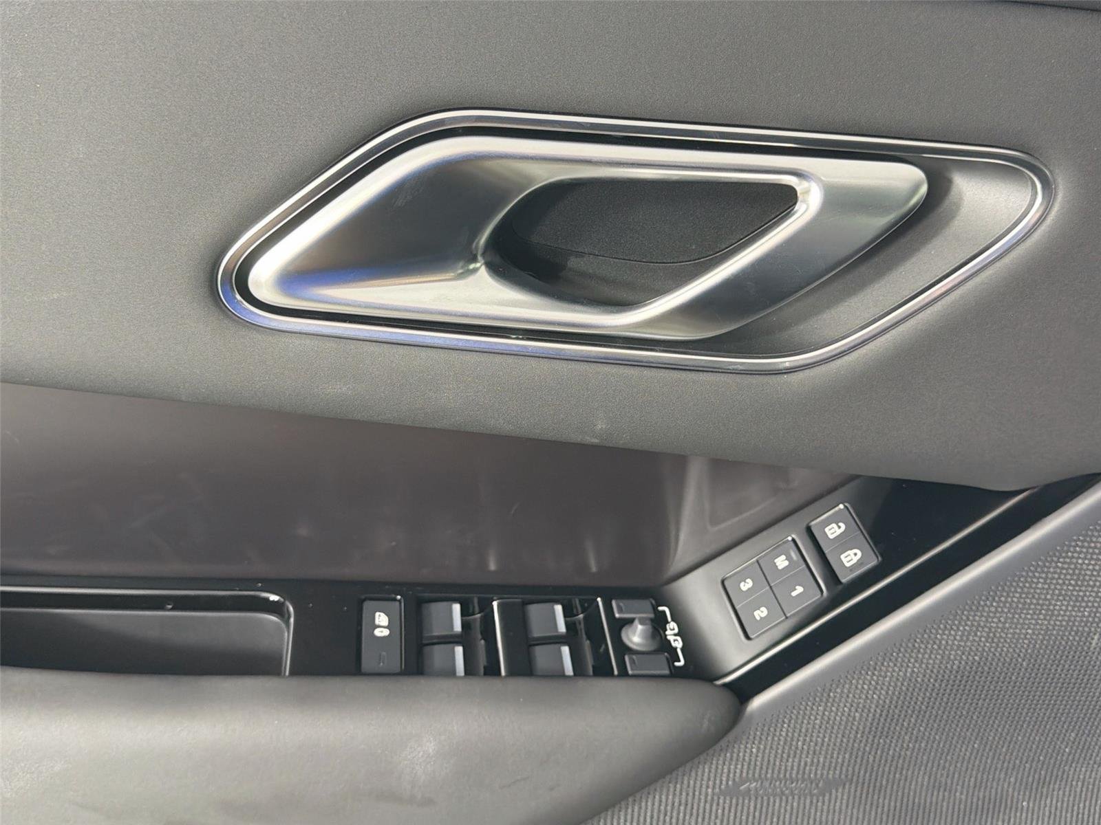 New 2026 CHARENTE GREY Land Rover Belgravia Edition image 16