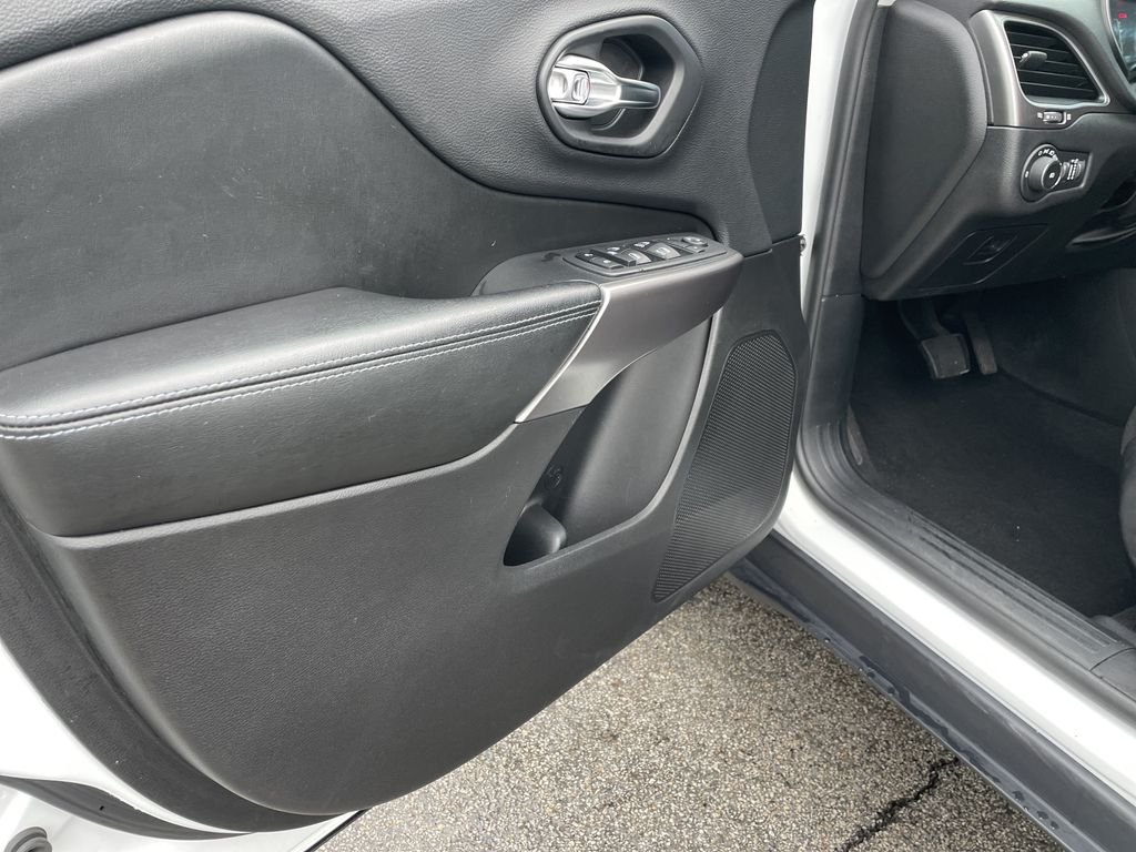 Certified Used 2019 White Jeep Latitude Plus image 13