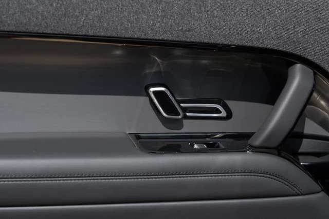 New 2026 Santorini Black Land Rover Dynamic SE image 55