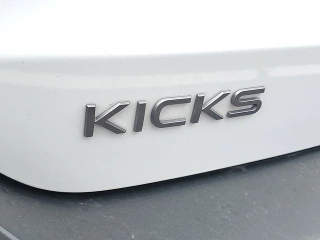 Certified Used 2025 White Nissan SR image 5