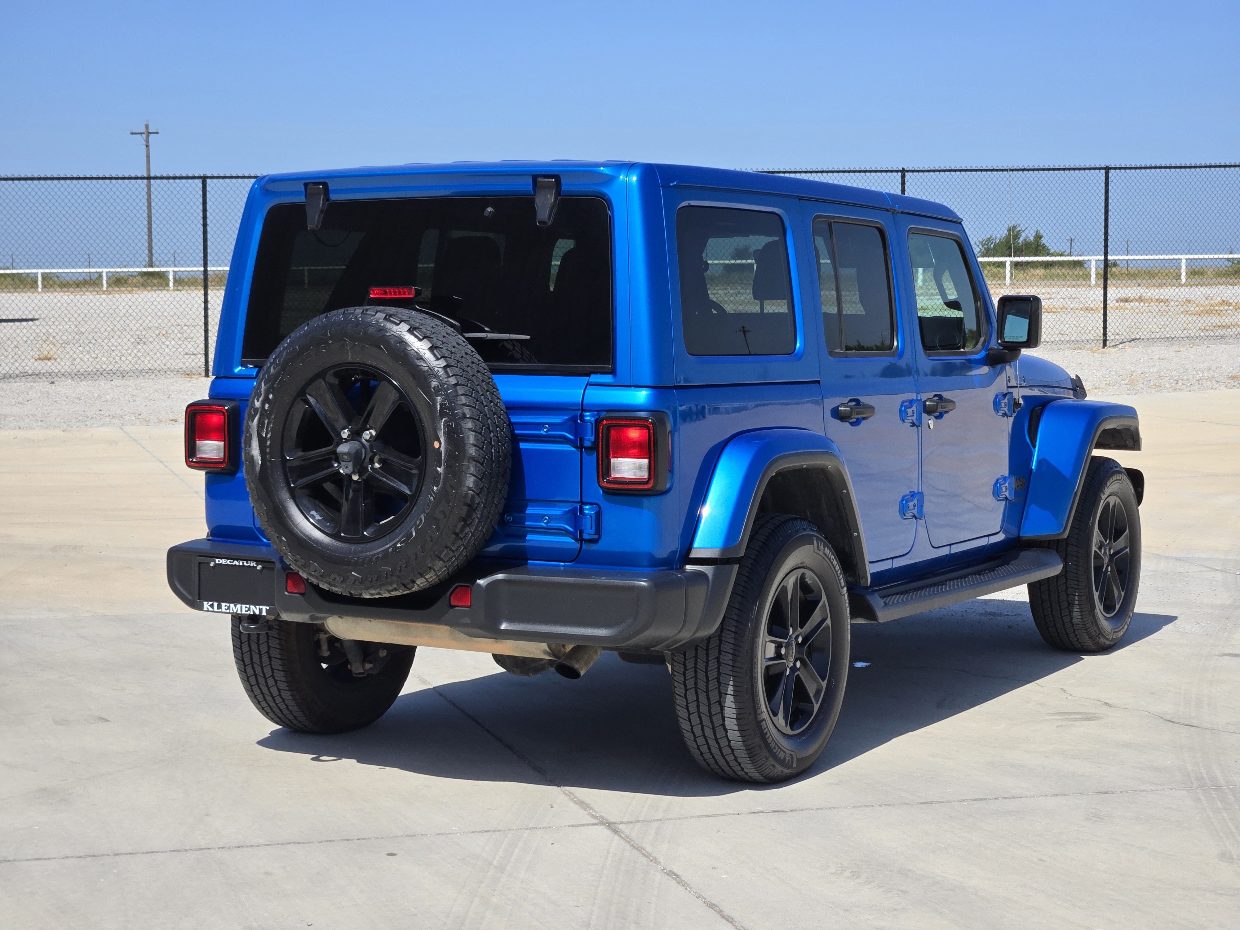 Used 2021 Hydro Blue Pearlcoat Jeep Unlimited Sahara Altitude image 8