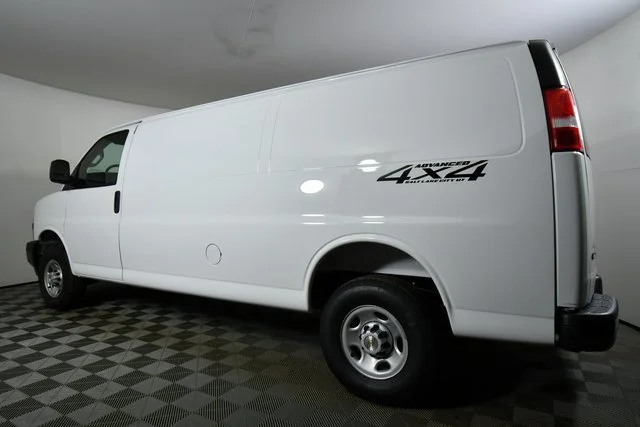 New 2025 Summit White Chevrolet WT image 14