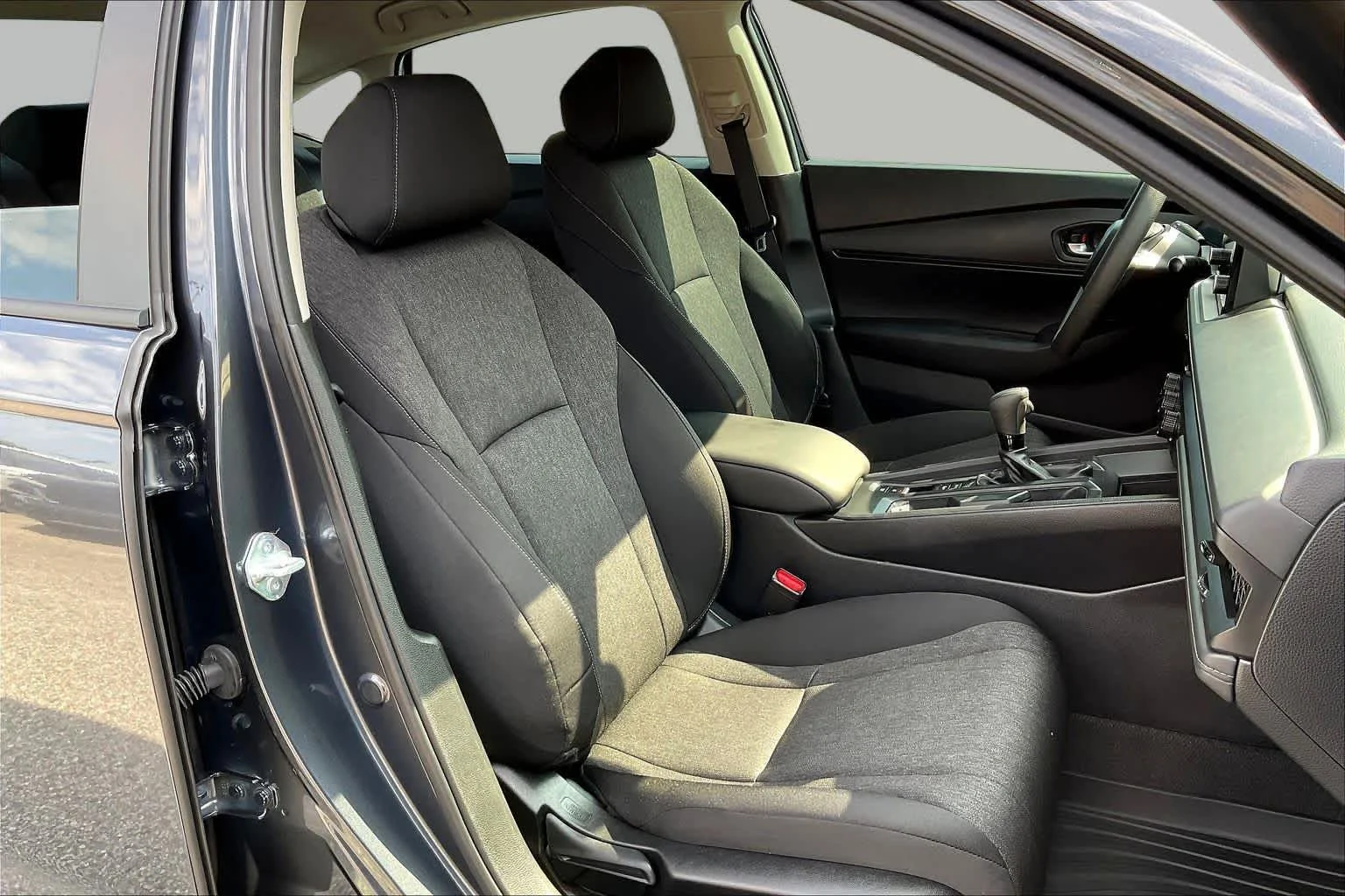 Used 2025 Meteorite Gray Metallic Honda LX image 9