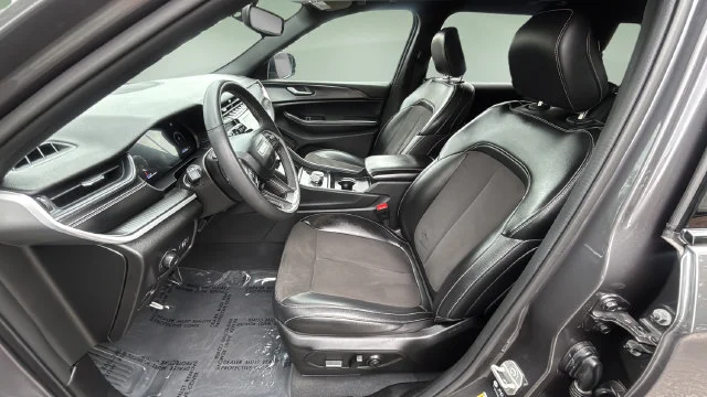 Used 2023 Gray Jeep Altitude image 18