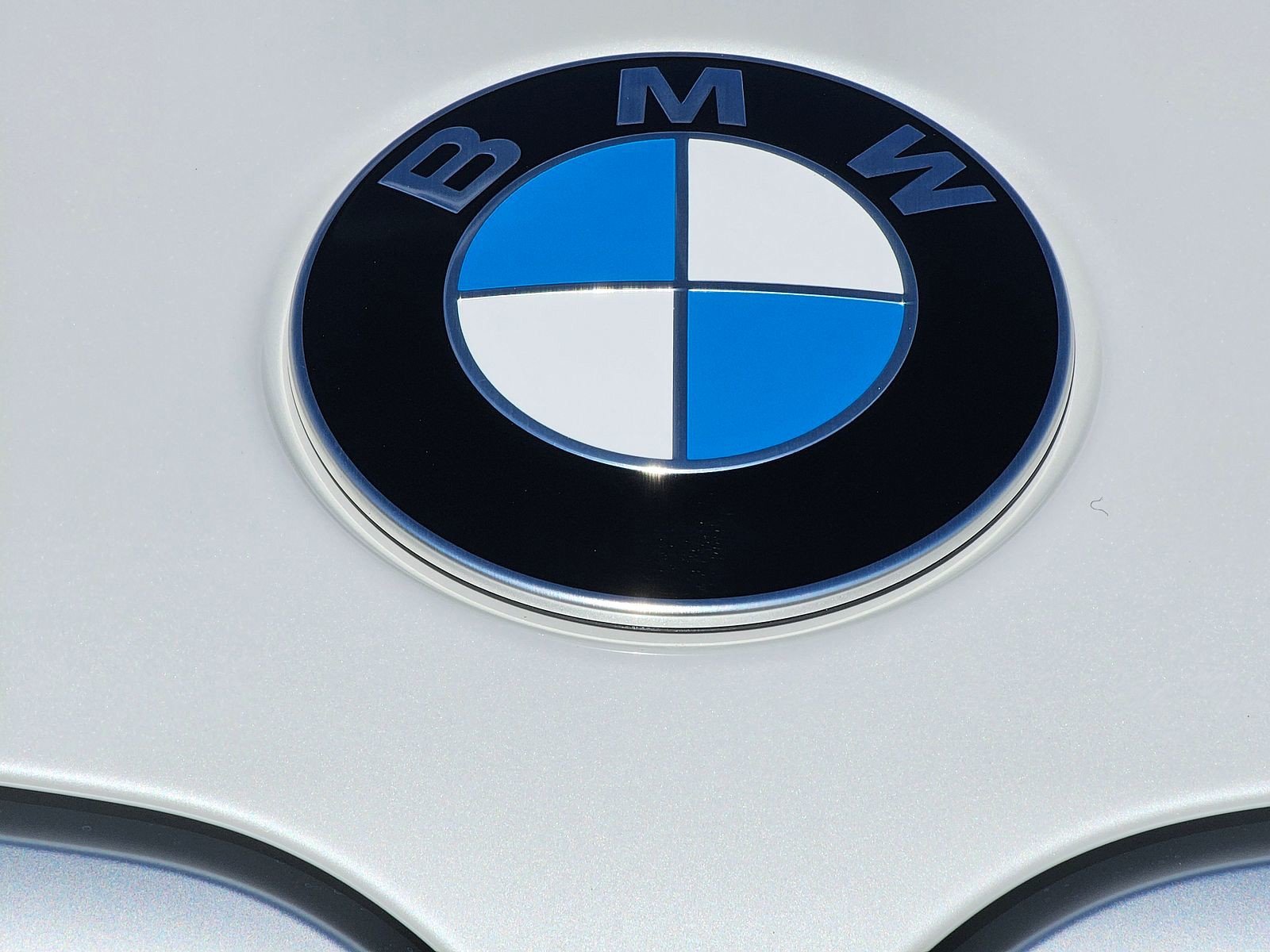 Used 2026 Mineral White Metallic BMW xDrive40i image 10