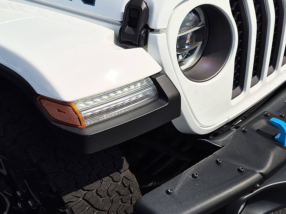 Used 2022 Bright White Clearcoat Jeep Unlimited Rubicon image 9