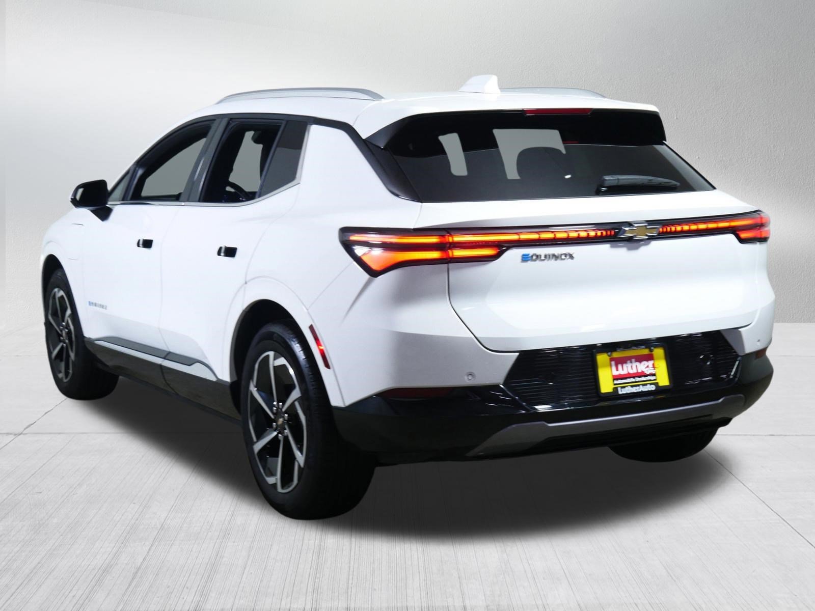 Used 2024 Summit White Chevrolet 2LT image 5
