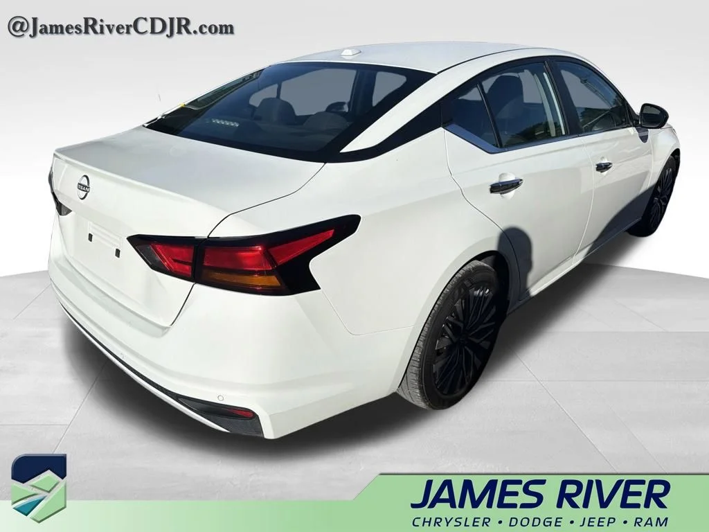 Used 2025 White Nissan 2.5 SV image 9