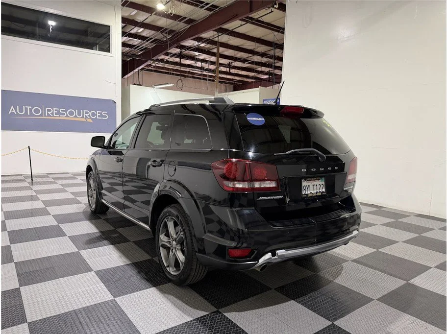 Used 2017 Pitch Black Clearcoat Dodge Crossroad Plus image 7