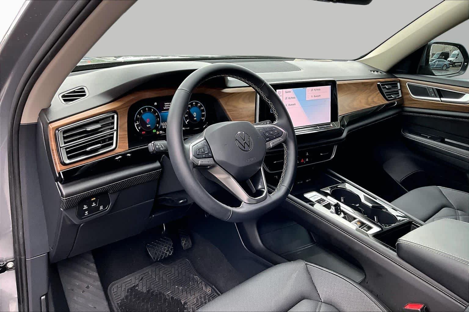 Used 2025 Silver Mist Metallic Volkswagen 2.0T SE w/Technology image 16