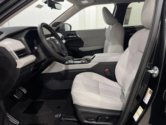 2025 Mitsubishi Outlander SEL Platinum Edition - Photo 9