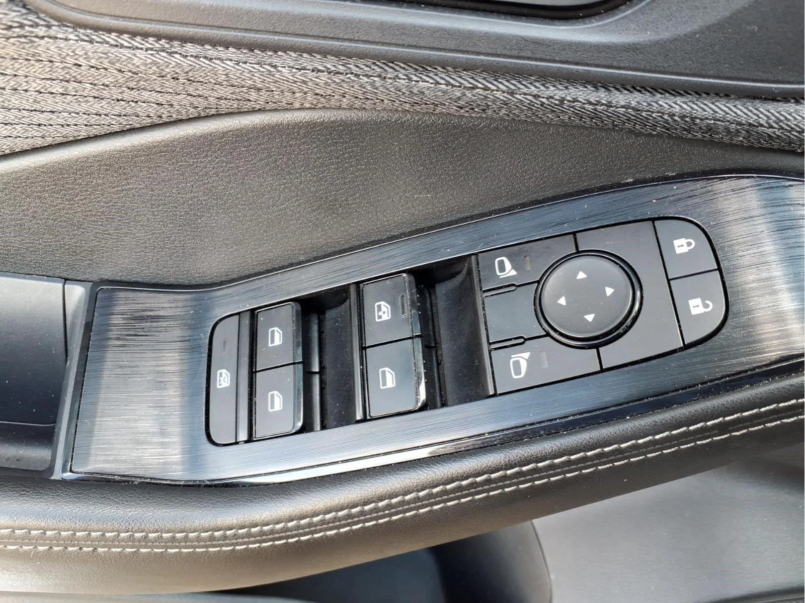 Used 2022  Nissan SV image 19