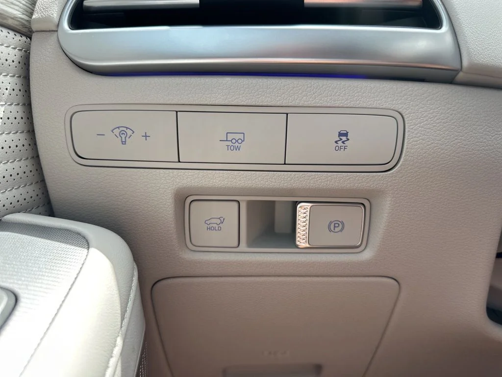 Used 2025 White Hyundai Calligraphy image 51