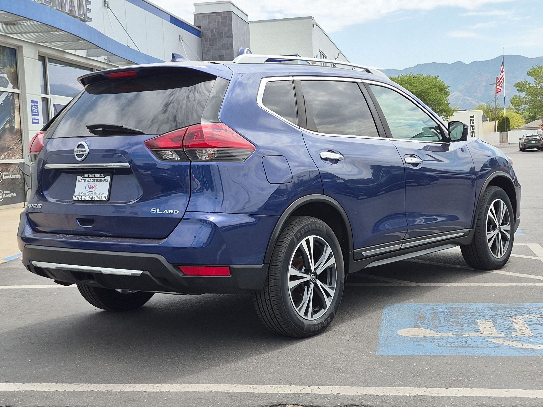 Used 2018 Caspian Blue Nissan SL image 3