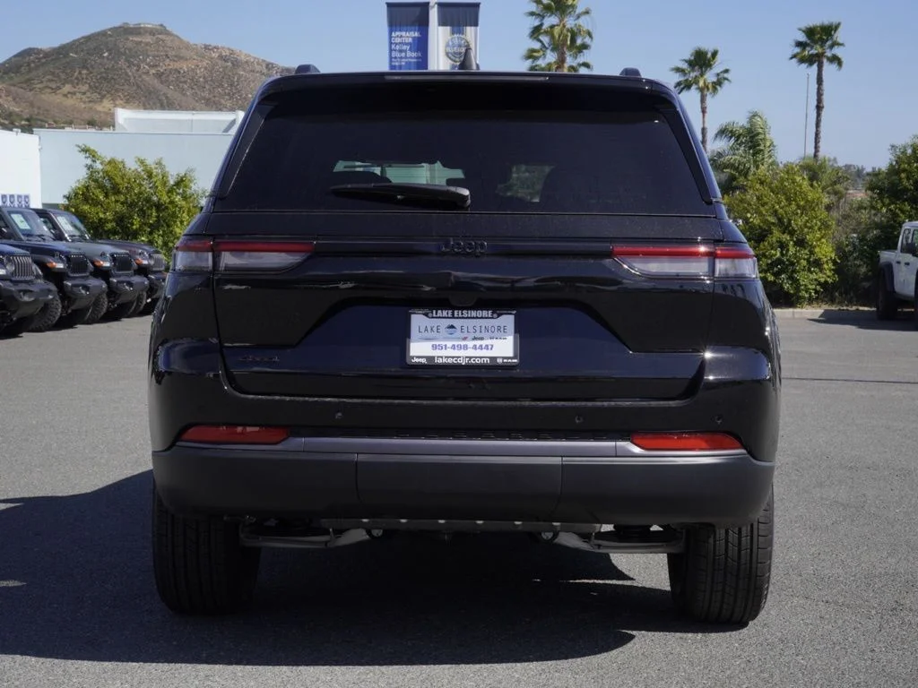 New 2026 Diamond Black Crystal Pearl-Coat Exterior Paint Jeep Laredo Altitude image 4