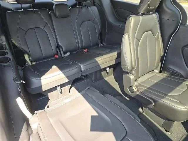 2026 Chrysler Pacifica Select - Photo 28