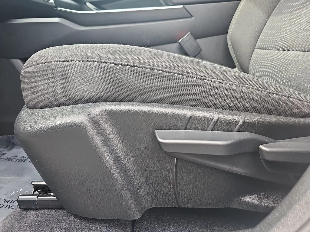 Used 2025 White Chevrolet LT image 28