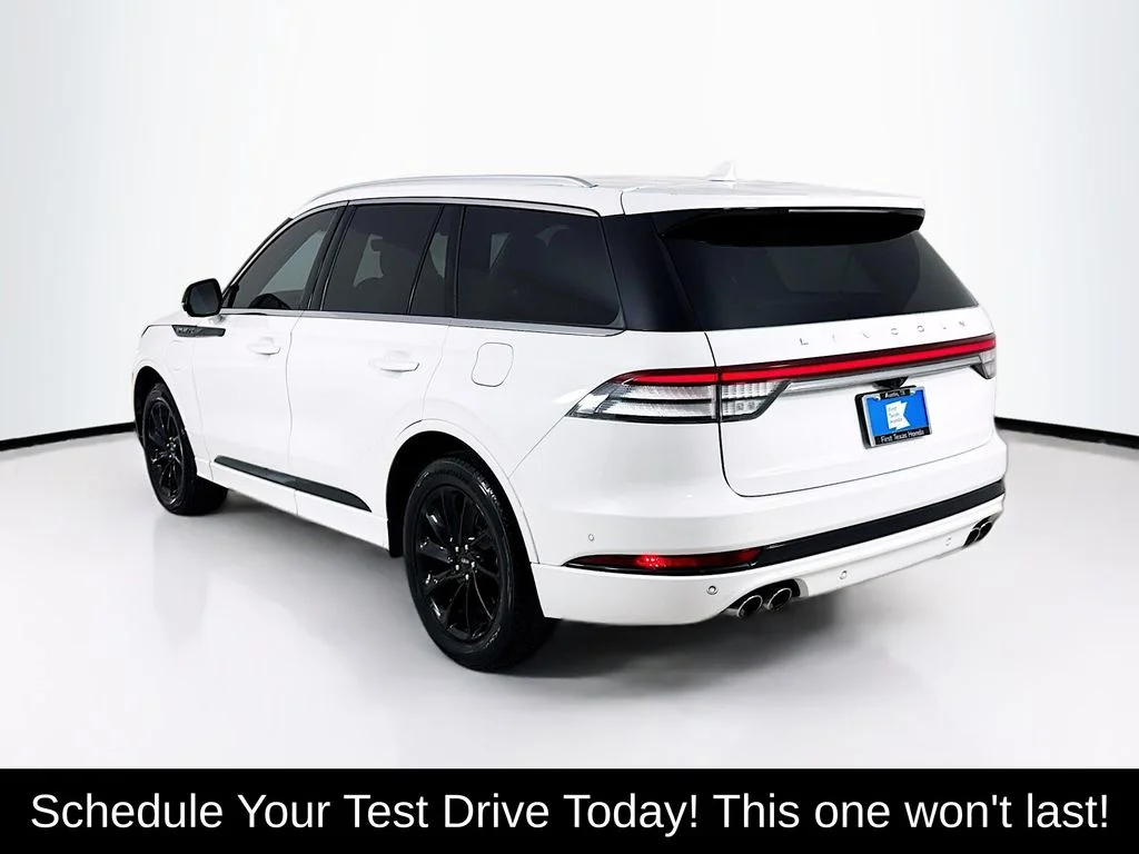Used 2020 White Metallic Lincoln Grand Touring image 6