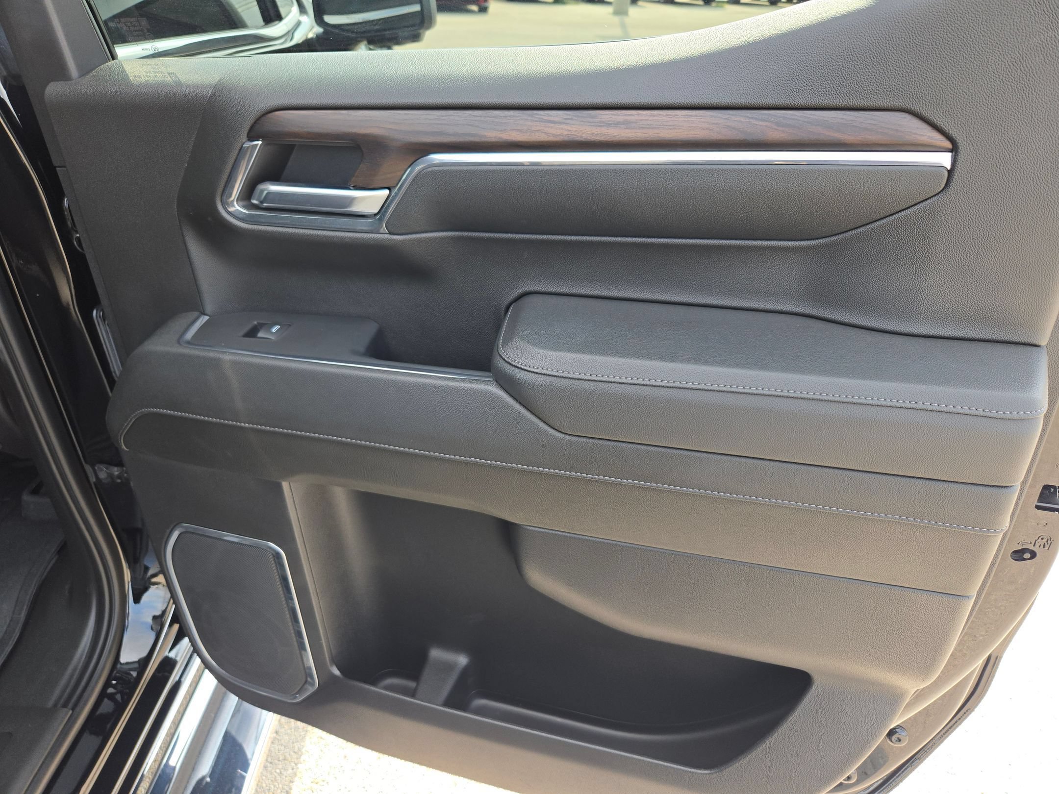 Certified Used 2024 Onyx Black GMC SLT image 26
