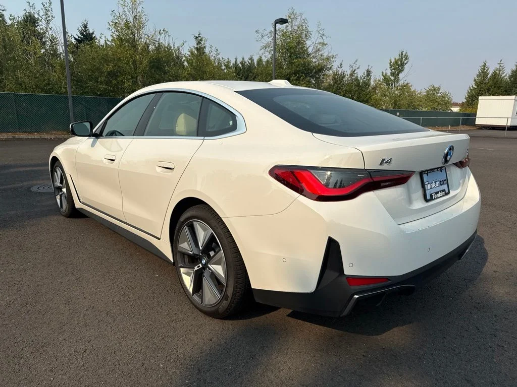 Used 2025 Alpine White BMW xDrive40 image 5