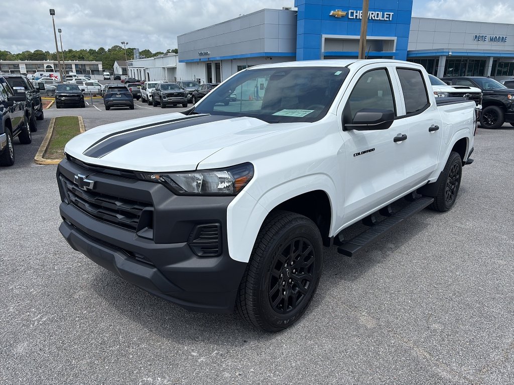New 2026 Summit White Chevrolet WT image 2