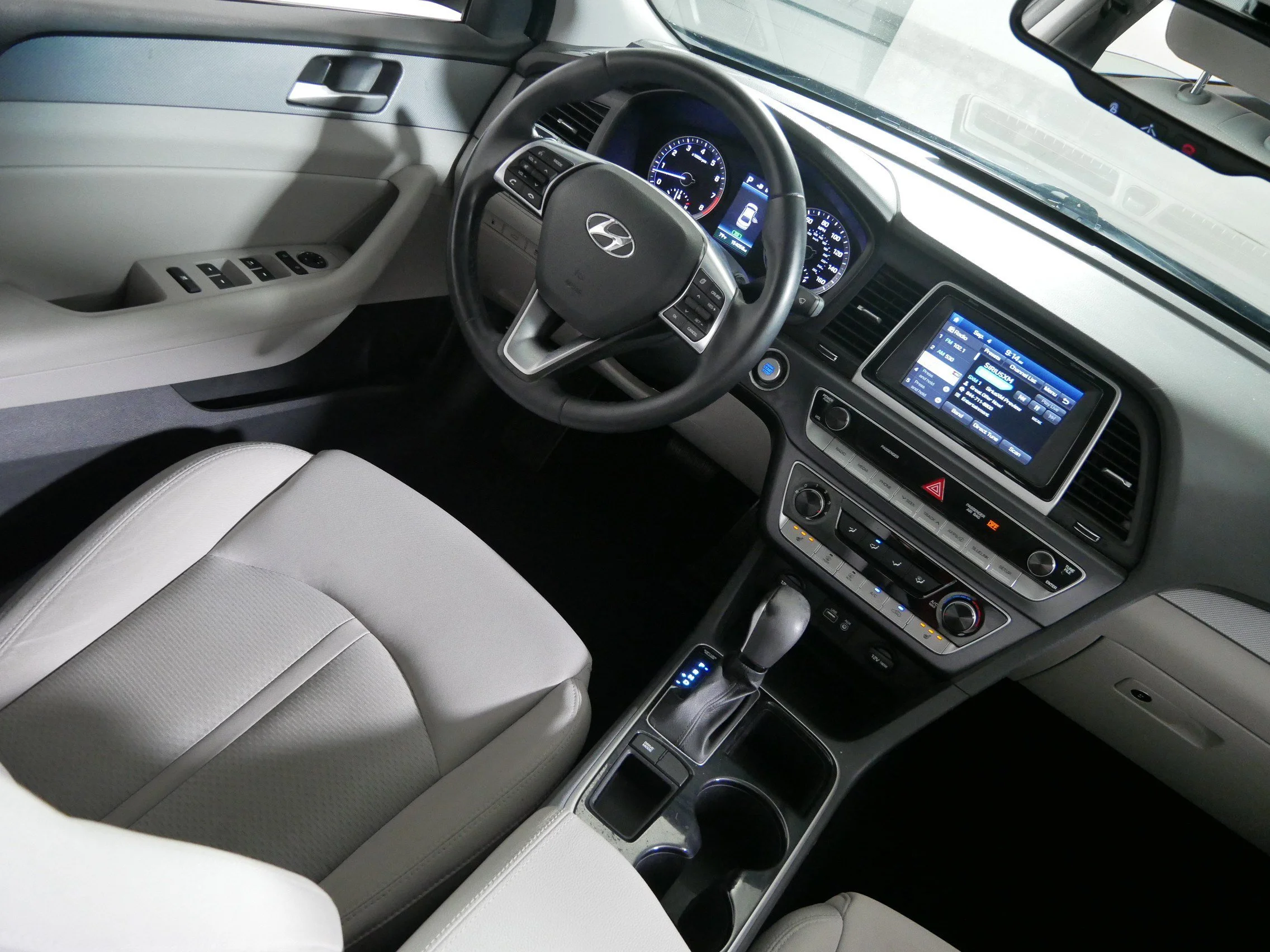 Used 2018 Phantom Black Hyundai SEL image 9