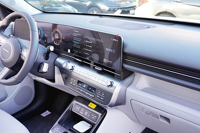 New 2026 White Hyundai SEL Premium image 11