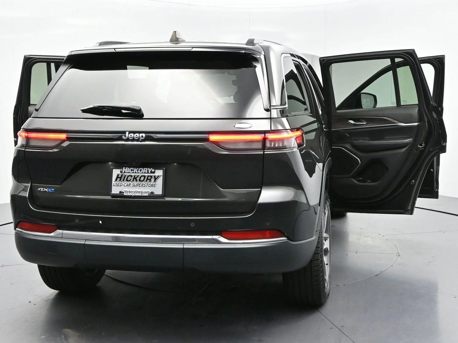 Used 2023 Rocky Mountain Pearlcoat Jeep 4xe image 44