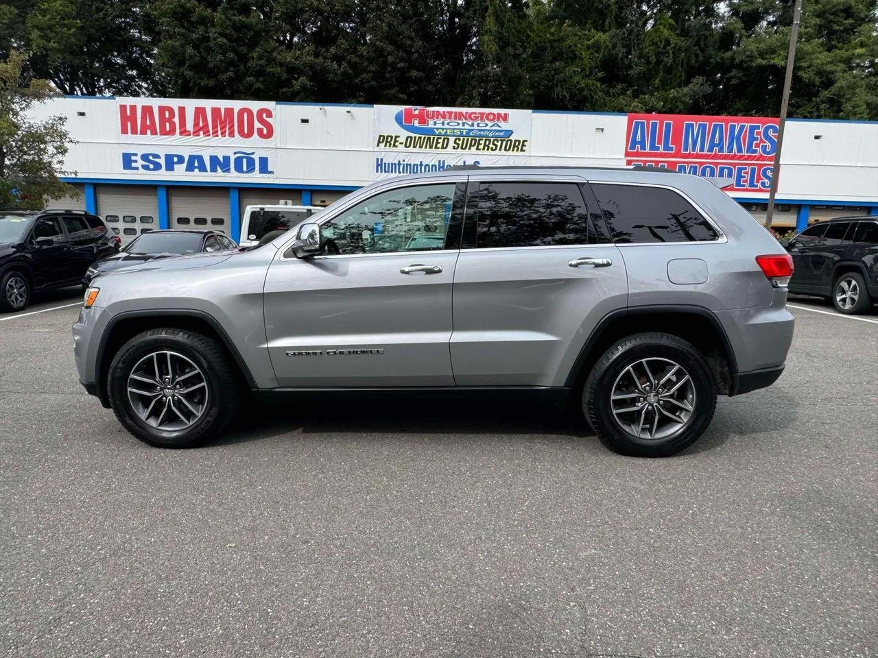 Used 2017 Billet Silver Metallic Clearcoat Jeep Limited 4x4 image 4