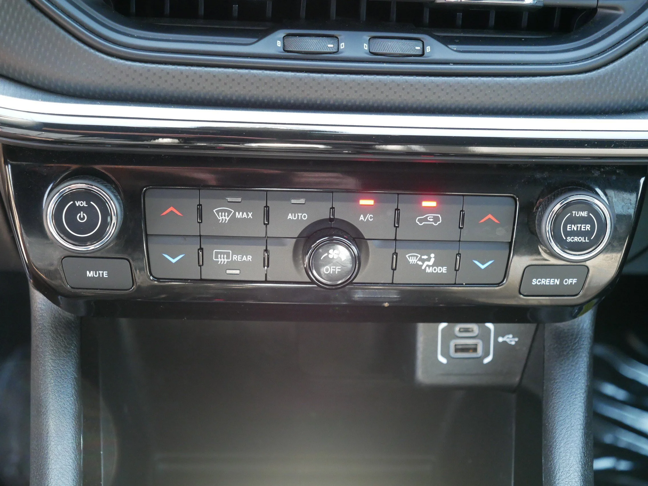 Used 2025 Diamond Black Crystal Pearlcoat Jeep Limited image 23