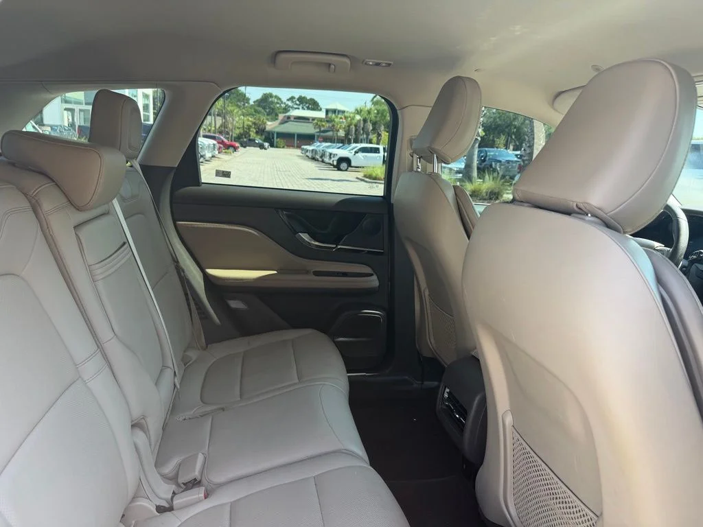 Used 2023 White Lincoln Reserve image 19