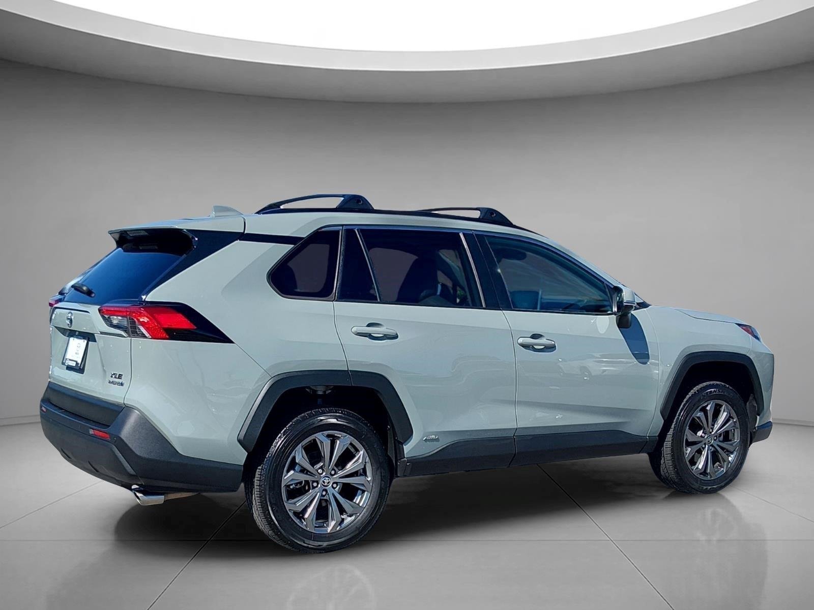 Used 2022 Lunar Rock Toyota XLE Premium image 5