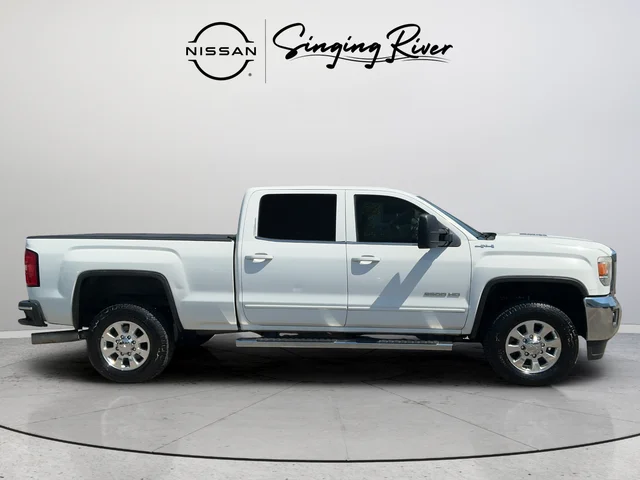 Used 2015 White GMC SLE image 9