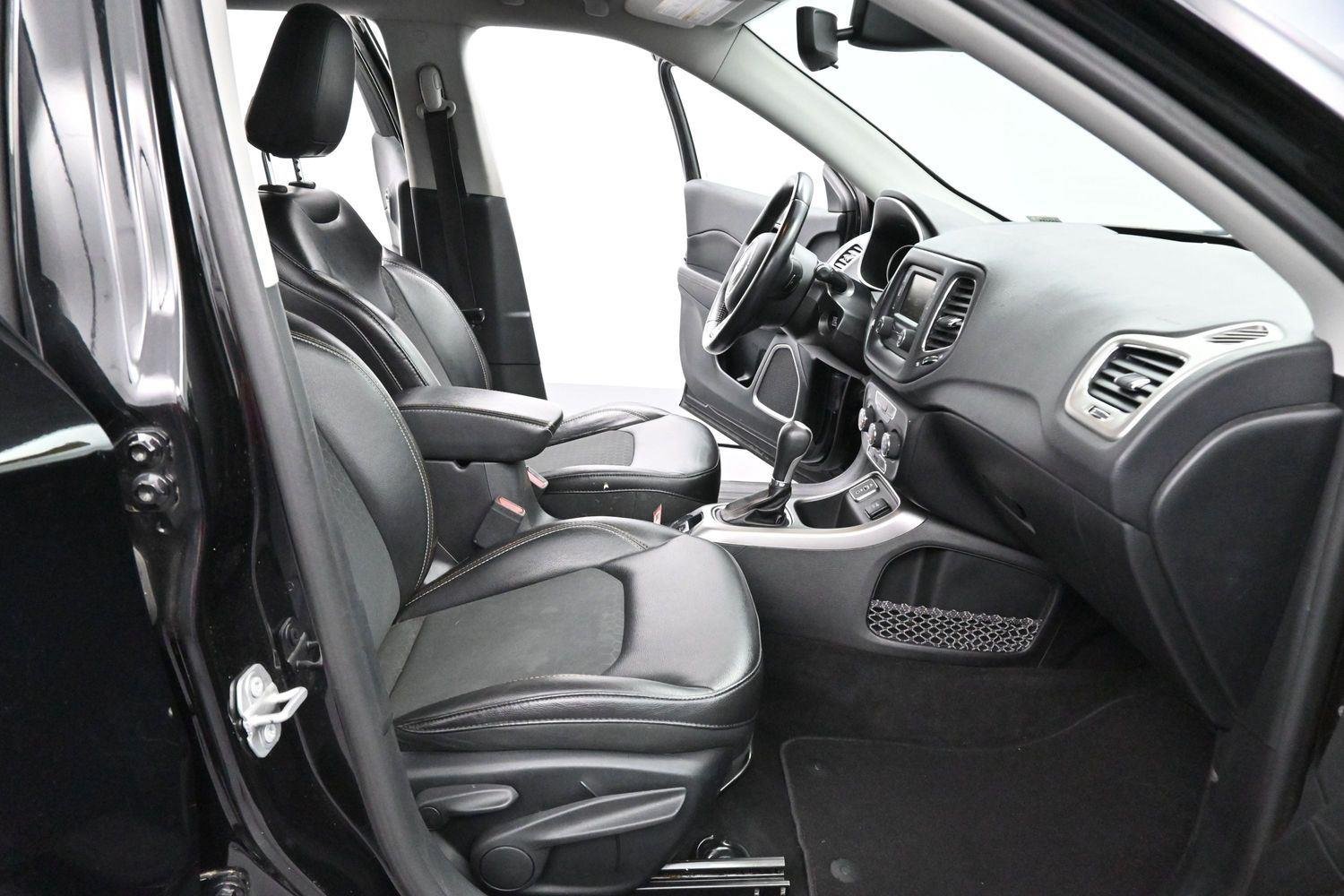Used 2018 Diamond Black Crystal Pearlcoat Jeep Latitude image 26